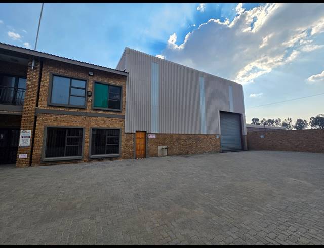 M² WAREHOUSE TO LET IN VAALPARK